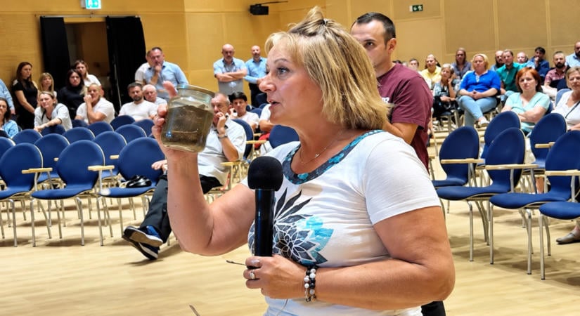 Szennyezett vizet vittek az EcoPro debreceni közmeghallgatására