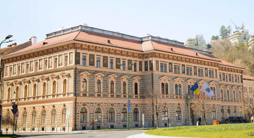 Szexuális zaklatás miatt jelentették fel a hallgatók a Transilvania Egyetem tanárát