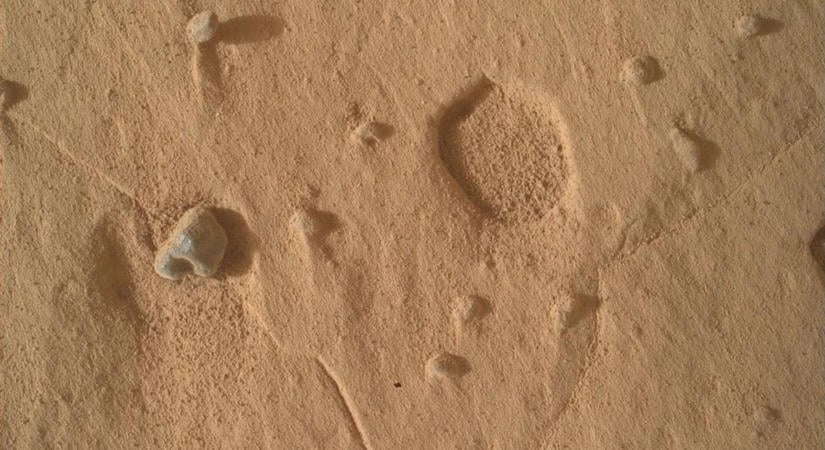 Rejtélyes mélyedéseket talált a Curiosity a Marson, a NASA még keresi a választ