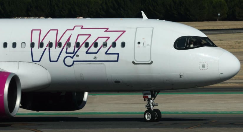 Vérfagyasztó, ami a Wizz Air járatán történt: felszállás közben vették csak észre, hogy berepedt az A321neo ablaka – nem lehetett továbbrepülni a géppel, azonnal cselekedett a pilóta