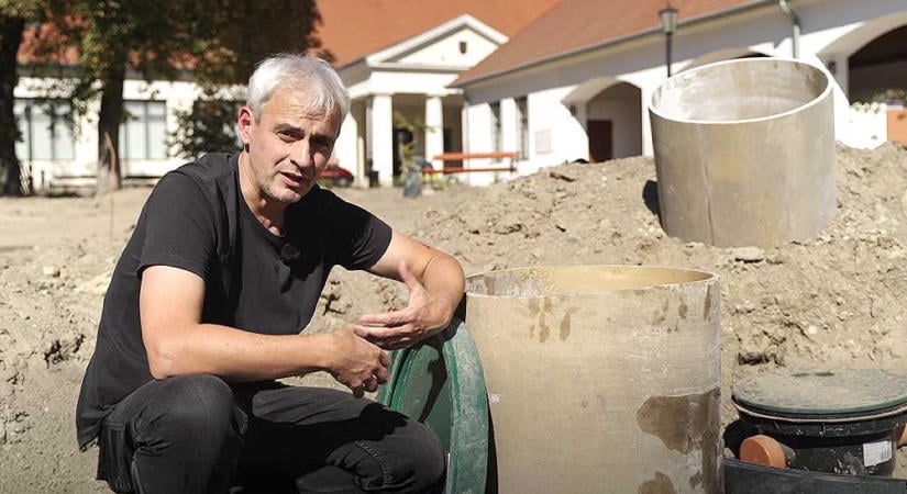 Szokatlan helyről üzent az érdi polgármester: Egy földkupac mellé guggolva jelentette be a város fontos helyének megmentését Csőzik László