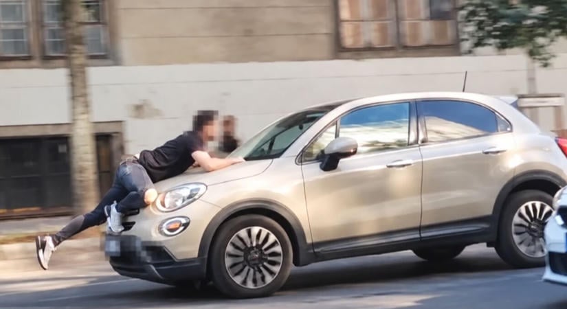Egy taxissal a motorháztetején autózott egy nő az Üllői úton