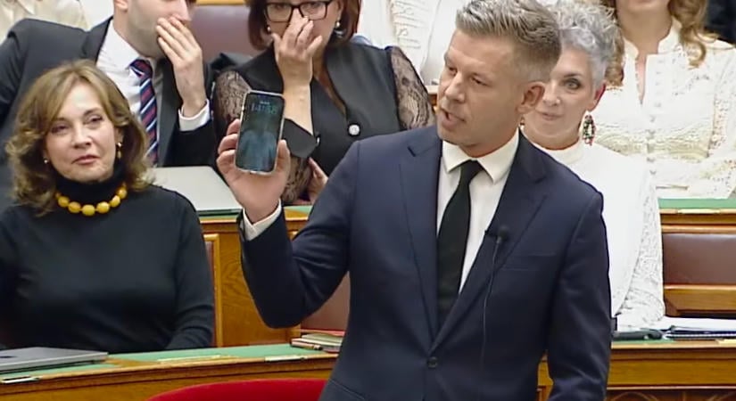 „Itt az üzenet!” – Felemelte a mobilját a Parlamentben Magyar Péter: drámai fordulat a Rogán–Schadl–Völner ügyben