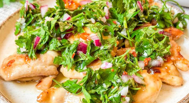 Szaftos chimichurri csirkecomb: mézes-citrusos pácban sül omlósra