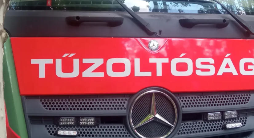 Tűz ütött ki Tapolcánál, a lángok több létesítményt is veszélyeztetnek