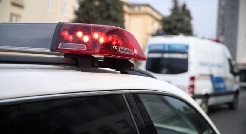 Kisbusz és személyautó ütközött – lezárták az utat Oroszlónál