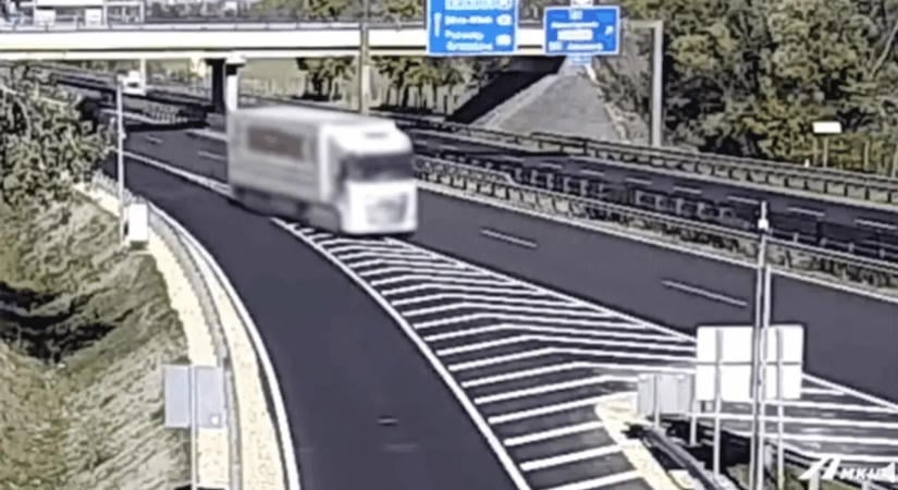 Hatalmasat borult egy kamion az autópályán, elképesztő felvétel készült