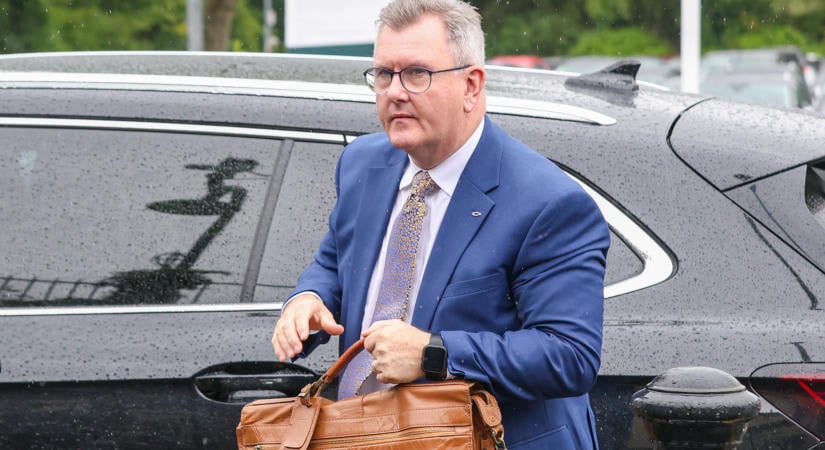 Tizenöt év börtönre ítélték a legnagyobb észak-írországi unionista párt volt vezetőjét gyerekek elleni szexuális bűncselekmények miatt