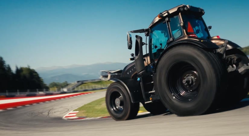 Traktorral döntöttek rekordot egy Formula-1-es pályán