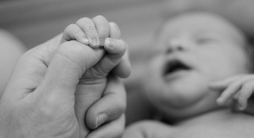 Szörnyű baleset: kéthetes baba zuhant le az áruház mozgólépcsőjén