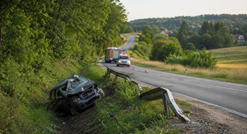 Szalagkorlátnak hajtott egy autó Balatoncsicsónál, félpályás útlezárás van