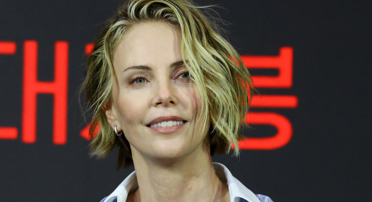 Nincs, aki ne kapná fel a fejét Charlize Theron átlátszó műanyag szoknyájára