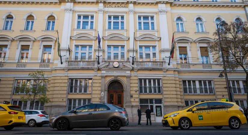 Nyomozók jelentek meg a VIII. kerületi polgármesteri hivatalban, hogy elvigyék a közétkeztetési szerződéseket