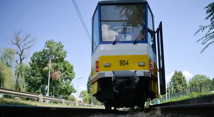 Hatalmas csattanás rázta meg Szegedet: több perces késések várhatók