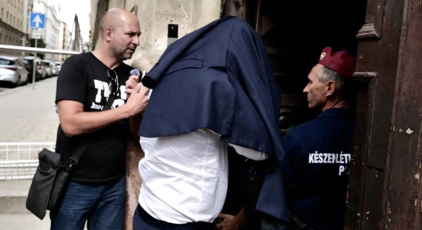 Videón, ahogy bilincsben, vezetőszáron kísérték el a bíróságról Jellinek Dánielt, miután megszületett a döntés a 10 milliárdos ügyben