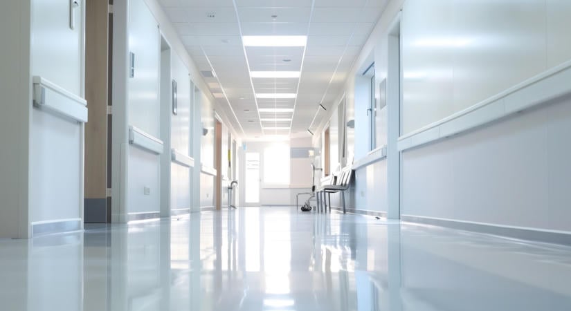 Újabb packázás a magyarok kedvenc nyaralóhelyén - Nem engedték be a betegeket ujjatlan pólóban és rövidnadrágban a horvát klinikára