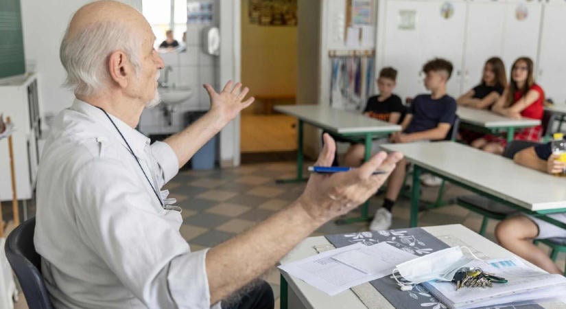 Friss OECD-adatok: közel háromszor annyi az 55 év feletti tanár, mint a 35 év alatti