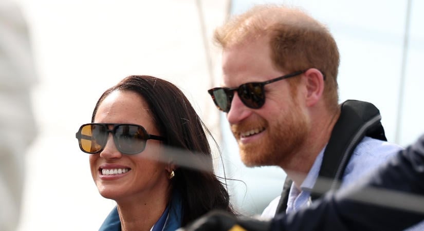 Kéz a kézben jelent meg Harry herceg és Meghan Markle: meglepő helyen kapták őket lencsevégre