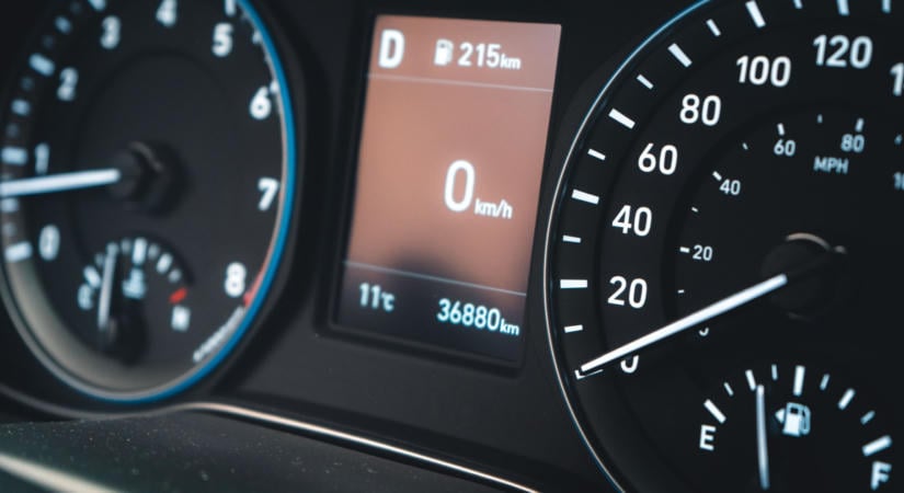 6 jel, hogy visszatekerték az autó kilométeróráját