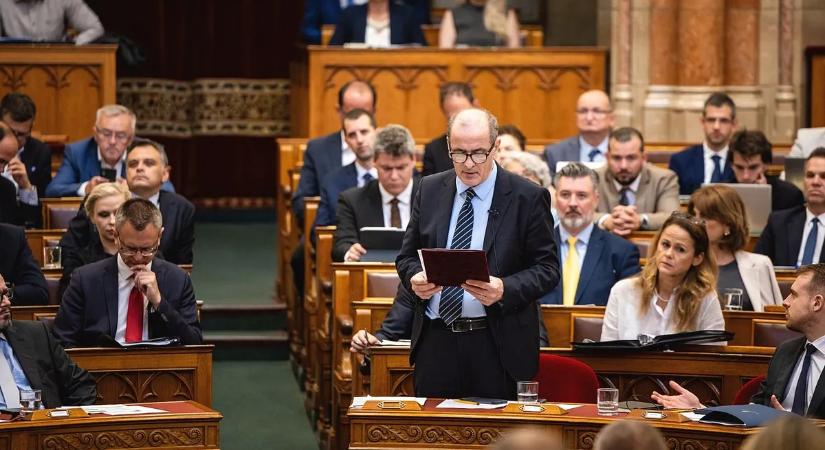 Hegedűs Zsolt és Németh Balázs a parlamentben vitatkozott, majd közbeszólt Magyar Péter: „Tudod, mi az a Micimackó? Te bohóc!” – videó
