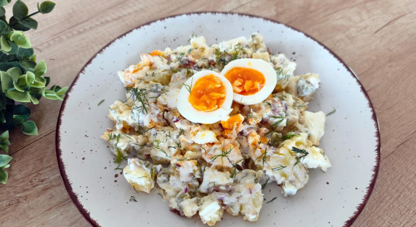 Krémes burgonya-tojássaláta ropogós baconnel