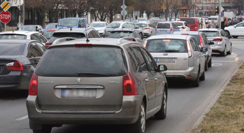 Megbénul minden reggel a város, szitkozódnak az autósok, amióta elkezdődött az iskola