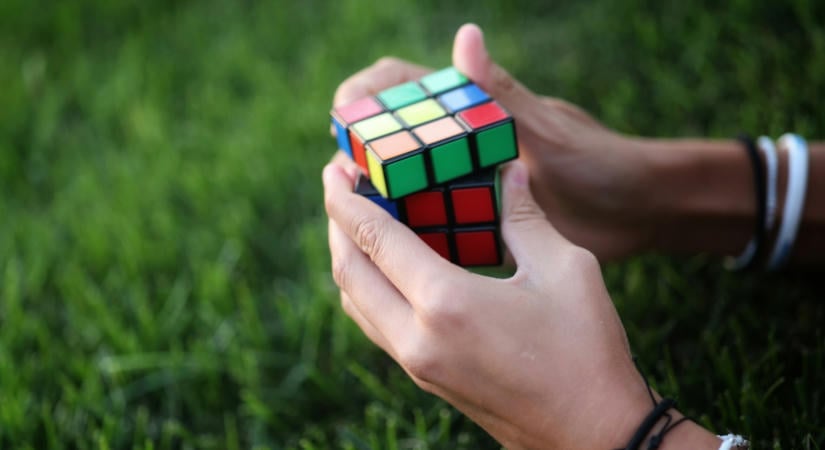 Világrekordot döntött egy 6 éves kislány, aki 4,27 másodperc alatt rakja ki a Rubik-kockát