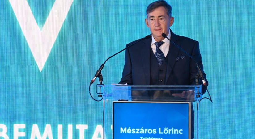 Hangosan csattant Mészáros Lőrinc puszija