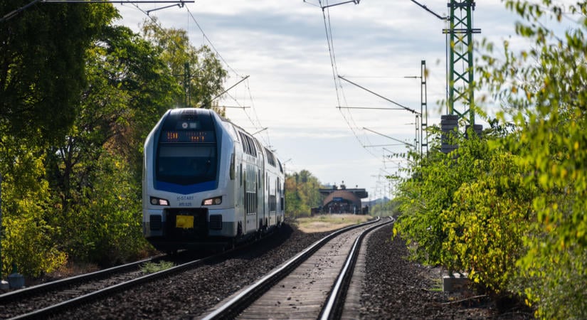 Újabb három dél-balatoni vasútállomást korszerűsítését jelentették be