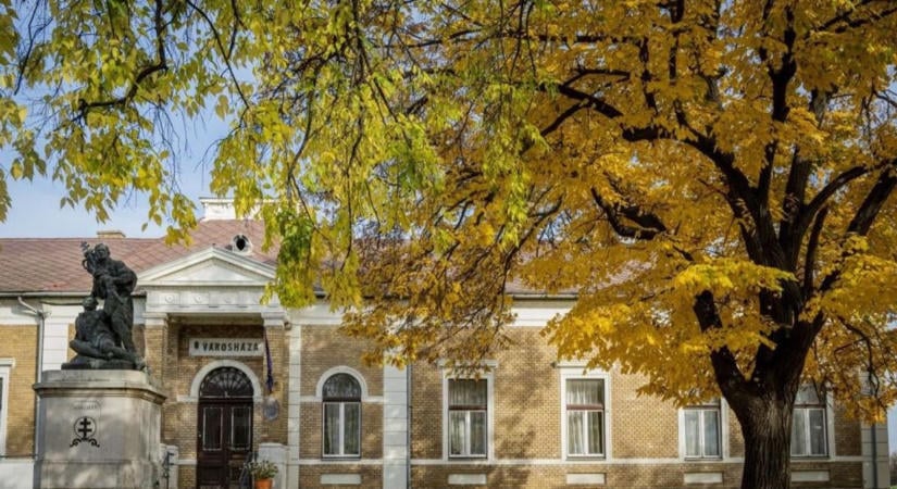 Hőszivattyú és napelemek: komoly megújulás előtt a simontornyai polgármesteri hivatal