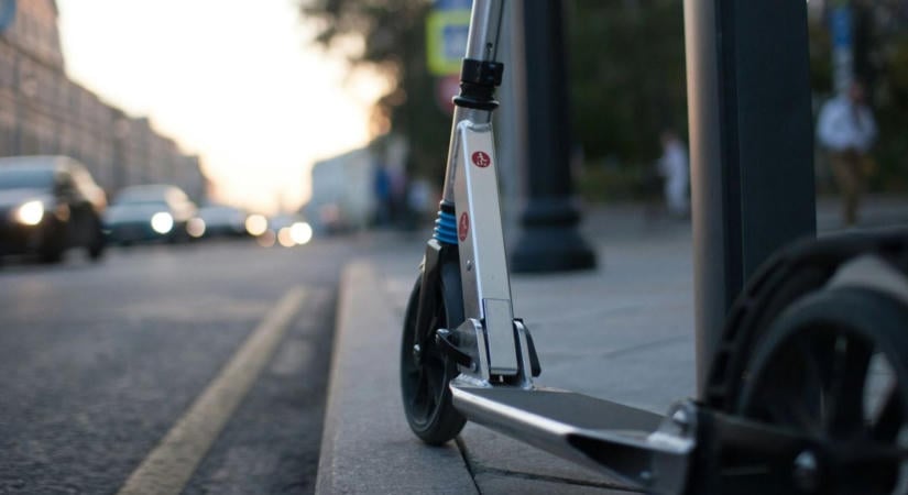 Magyar Péter bejelentette: jelentős szigorítás jön az elektromos rollerekre