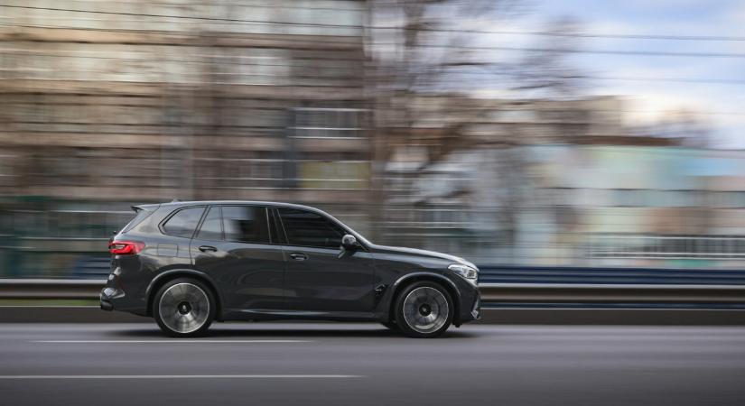 Érthetetlen: a BMW-s fékezés nélkül rongyolt bele hátulról a teherautóba, mintha az nem is létezne – videó