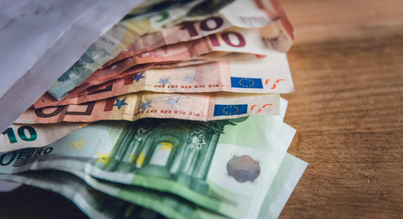 Gyorsult az euróövezet gazdaságának bővülése a második negyedévben