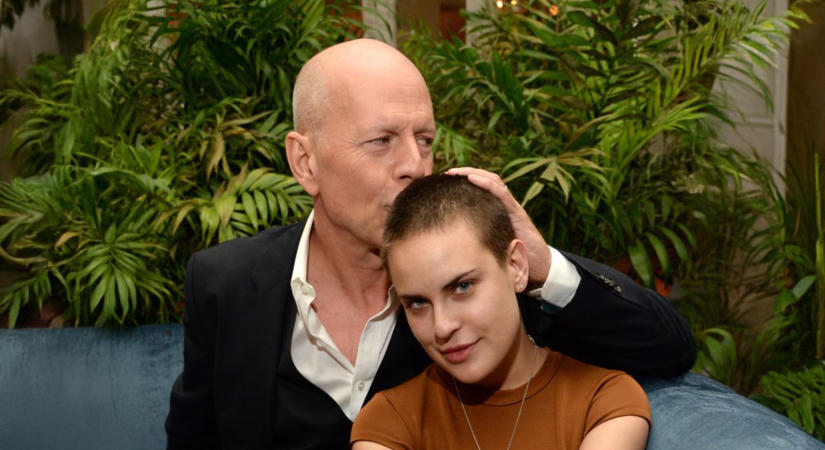 Így ölelte magához Tallulah-t az esküvőjén a nagybeteg Bruce Willis: szívszorító apa-lánya fotó
