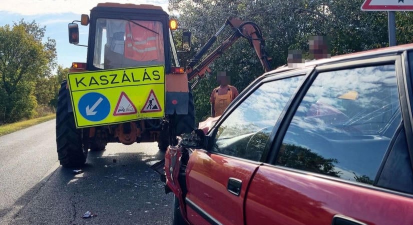 Útkarbantartó munkagépnek csapódott egy autó Homokmégy előtt – súlyosan megsérült a sofőr  fotók