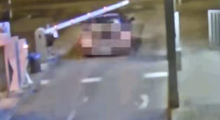 Nem akarta megmutatni a csomagtartóját, inkább áttört a győri kórház sorompóján