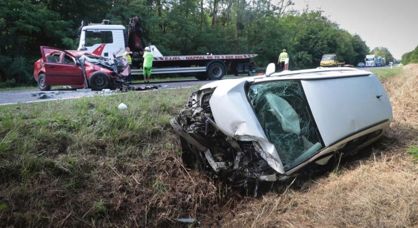Durva baleset: két autó ütközött a 61-es főúton, az egyik az árokban kötött ki