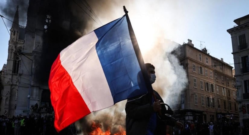 Francia zavargások: országszerte elszabadult a pokol, felgyújtottak egy városházát, Macron válságtanácskozást tart a példátlan pusztítás után - "kudarcot vallott az állam"