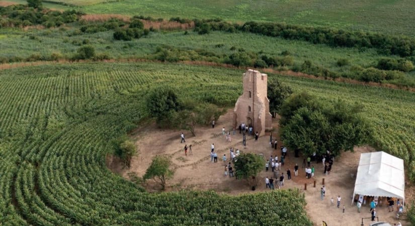 Megmentették az enyészettől, közönségdíjat nyerhet a somolyi templomrom