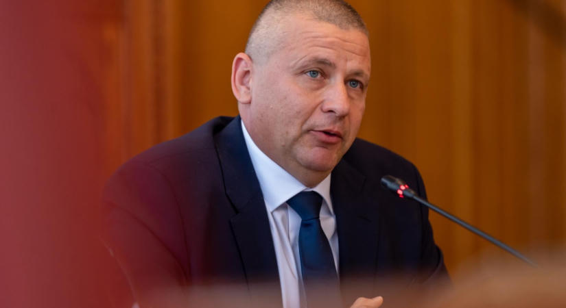 Megbírságolták Ruszin-Szendi Romuluszt, mert nem kötötte be a biztonsági övét