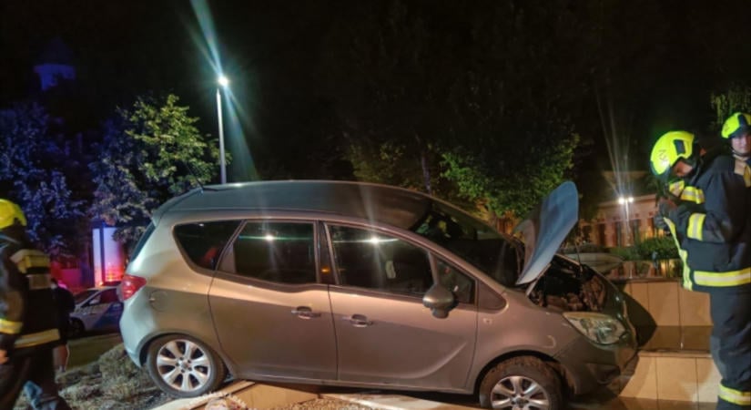 Az ütközés után szökőkútba hajtott egy autó Kaposváron