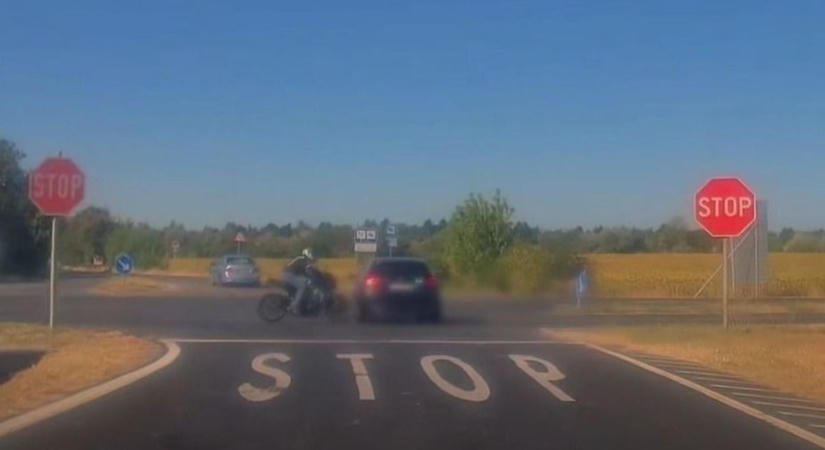 Csoda, hogy megúszta életveszélyes sérülés nélkül a motoros, aki átrepült az autó felett ( videó)