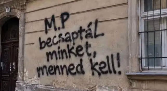 Mesterséges intelligenciával hamisított falfirkákkal igazolná a kormányellenes hangulatot a Megafon volt főszerkesztője