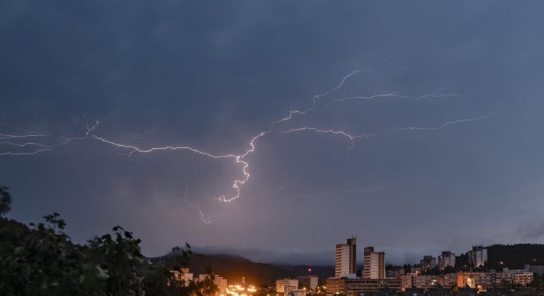 Ítéletidőt hoz a csütörtök, riasztást adtak ki jégeső, zivatar miatt