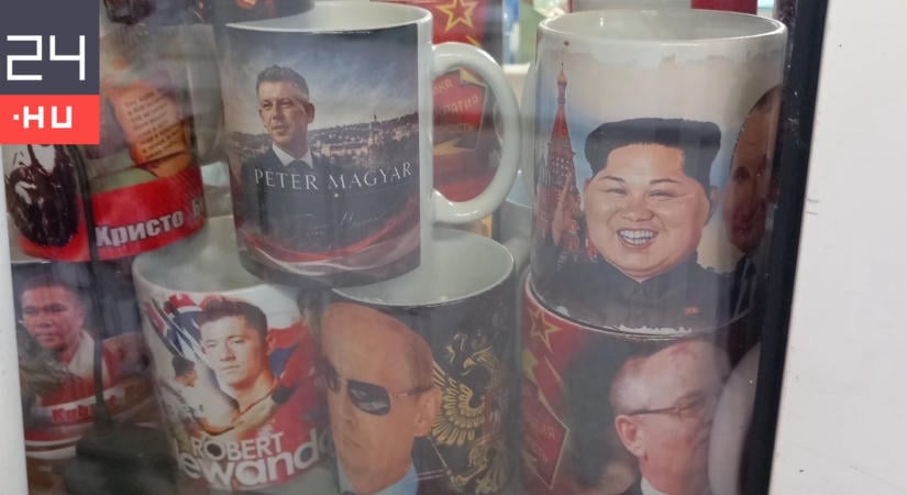 Diktátoros bögréket árul egy bolgár szuvenírbolt, Magyar Péter is feltűnik Trump és Kim Dzsongun közt