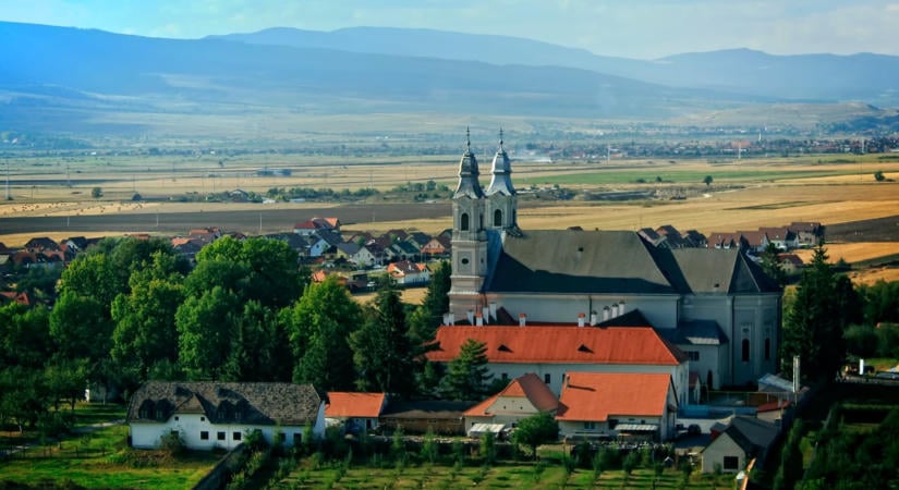 Csíksomlyó rejtett kincse: a hegytetőn álló kápolna, amelyhez évszázadok óta zarándokolnak
