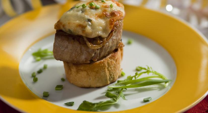 Sajtos szűzérmék bagettágyon recept