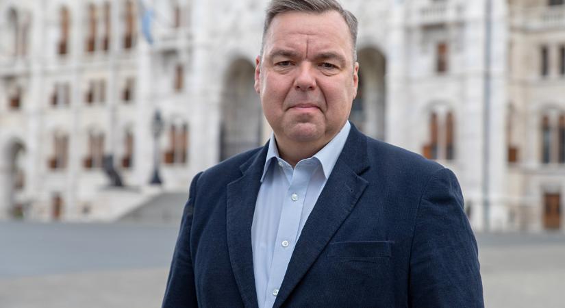 L. Simon László lemondásra kérte Orbán János Dénest
