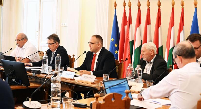 Koplalásra fogták Szolnok városi cégeit, de már nincs hová fogyniuk – sok függ a Volán-egyezségtől