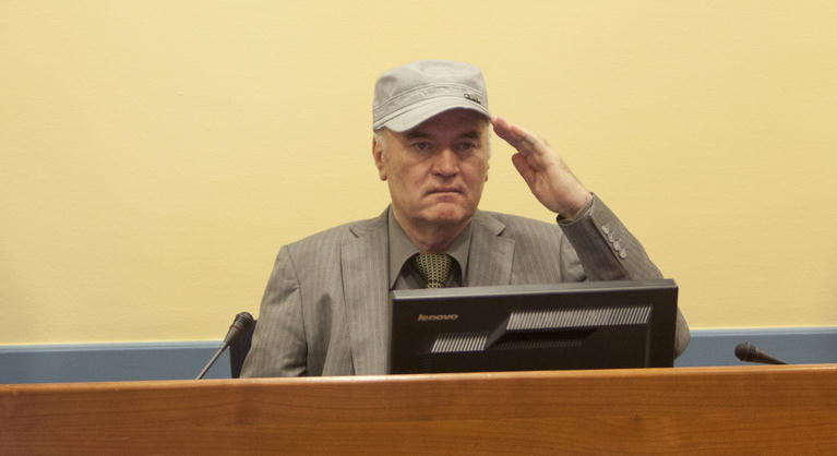 Megdöbbentő jelenetek: hősként búcsúztatták a népirtásért elítélt tömeggyilkost